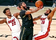 问鼎-包含Faker爆冷击败湖人，比分优势明显引爆全场！的词条