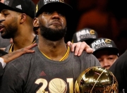 问鼎国际-詹姆斯在SKT比赛中败北，爆冷引发热议！的简单介绍